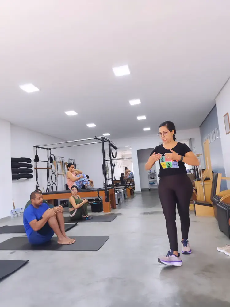 Professora conduzindo aula de Pilates em grupo reduzido no solo do Espaço Vitafit, em Vila Brasília, Aparecida de Goiânia