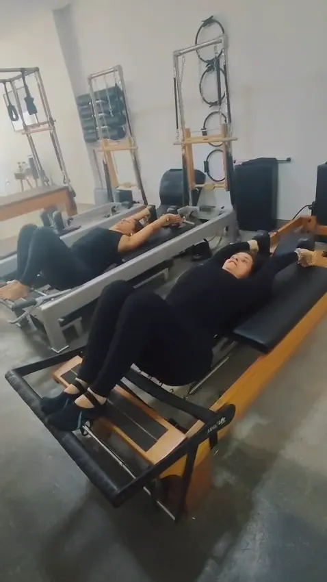 Vista interna do Espaço Vitafit Pilates, com os aparelhos do método Clássico, em Vila Brasília